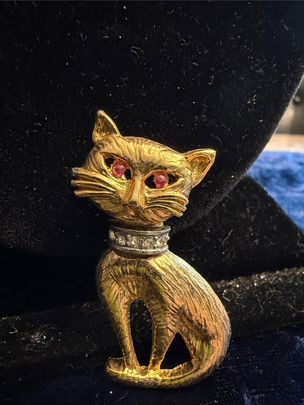 Vintage 1960s gold tone, adorable cat brooch with rhinestone accents